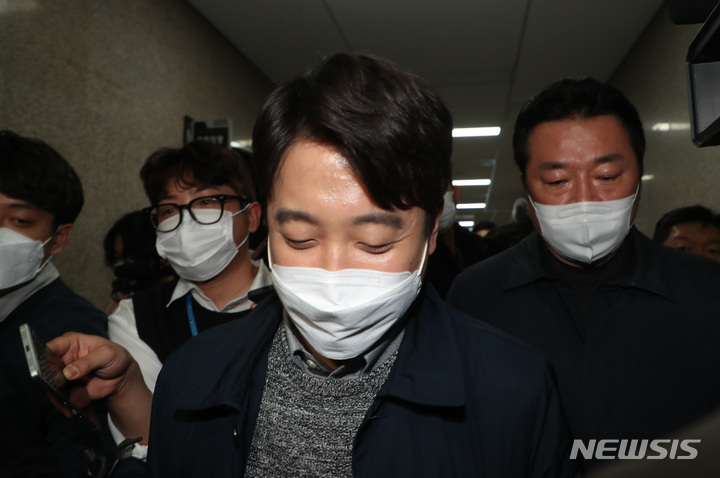 [서울=뉴시스] 전신 기자 = 이준석 국민의힘 대표가 21일 서울 여의도 국회에서 기자회견을 열고 중앙선거대책위원회의 상임선대위원장과 홍보·미디어 총괄본부장 등 모든 직책을 내려놓겠다고 밝힌 후 이동하고 있다. (공동취재사진) 2021.12.21. photo@newsis.com