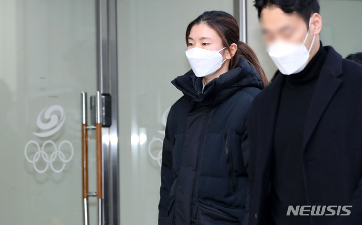 [서울=뉴시스] 고범준 기자 = 쇼트트랙 국가대표 심석희가 지난달 21일 오후 서울 송파구 대한빙상경기연맹 회의실에서 열린 스포츠공정위원회(상벌위원회)를 마치고 준비된 차량으로 이동하고 있다. 2021.12.21. bjko@newsis.com