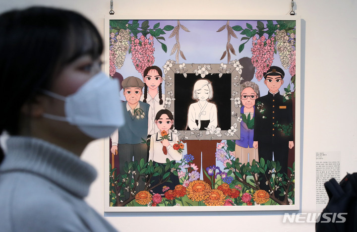 [서울=뉴시스] 고범준 기자 = 21일 오후 서울 마포구 엷은남빛 갤러리에서 열린 2021 강제동원역사 기억전시회 '이어 알리기 : 역사를 잇는 달리기'를 찾은 관람객들이 전시된 작품을 살펴보고 있다. 2021.12.21. bjko@newsis.com