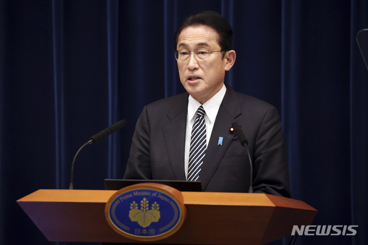 [도쿄=AP/뉴시스]지난 21일 일본 임시국회가 폐회되자 기시다 후미오 총리가 총리 관저에서 기자회견을 열고 모두발언을 하고 있다. 2021.12.27.