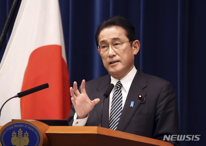 [도쿄=AP/뉴시스]지난 21일 일본 임시국회가 폐회되자 기시다 후미오 총리가 총리 관저에서 기자회견을 열고 발언하며 제스처를 취하고 있다. 2021.12.22.