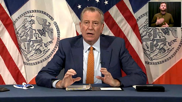 [워싱턴=뉴시스]빌 더블라지오 뉴욕시장이 21일(현지시간) 기자회견에서 오미크론 대응에 관해 발언하는 모습. (사진=더블라지오 시장 트위터 중계 영상 캡처) 2021.12.21. *재판매 및 DB 금지