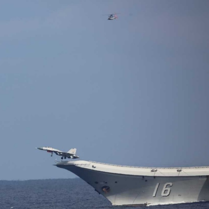 [서울=뉴시스] ﻿﻿일본 정부가 중국군 전투기가 자위대 항공기에 레이더를 조준했다고 밝힌 가운데, 중국 군 당국은 "일본이 중국군의 정상적인 군사훈련을 방해했다"며 강하게 반발했다. 사진은 일본 방위성 통합막료감부(한국 합참 해당)이 공개한 랴오닝호에서 젠(J)-15가 이륙하는 모습. 2025.12.07