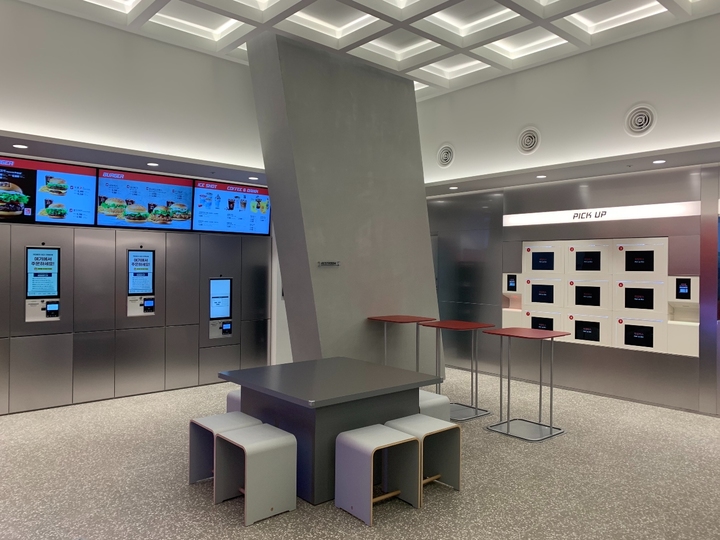 [서울=뉴시스] 22일 오픈한 롯데리아 L7홍대점 1Hall에 설치된 무인 키오스크와 무인 픽업 존.(사진출처: 롯데 GRS제공) 2021.12.22.