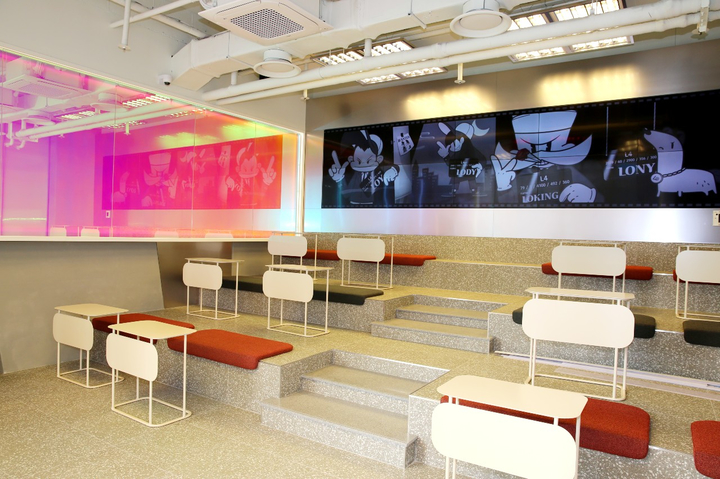[서울=뉴시스] 22일 오픈한 롯데리아 L7홍대점 2Hall에는 계단식 좌석 배치를 통해 대학상권가의 특징을 나타냈으며, 객장 후면에는 설치된 대형 미디어아트월.(사진출처: 롯데 GRS) 2021.12.22.