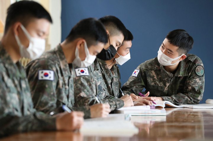[서울=뉴시스] 자기계발 시간을 알차게 활용 중인 육군20기갑여단 장병들의 모습, 2021.12.22. (사진=국방일보 제공) *재판매 및 DB 금지