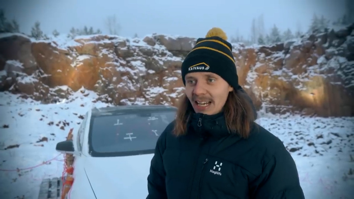 테슬라 모델S차량 주인인 투오마스 카타이넨. 뒤에 보이는 차량에 다이너마이트가 부착되어 있다. 출처: 유튜브 채널 Pommijätkät 영상 캡쳐 *재판매 및 DB 금지