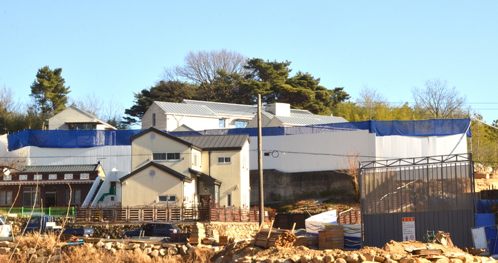 문재인 대통령이 퇴임 후 거처할 경남 양산시 하북면 평산마을 사저 전경. (공사 가림막 뒤 건물) *재판매 및 DB 금지