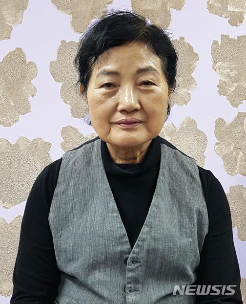 [서울=뉴시스]홍정희 화백. 사진=2GIL29 GALLERY 제공.