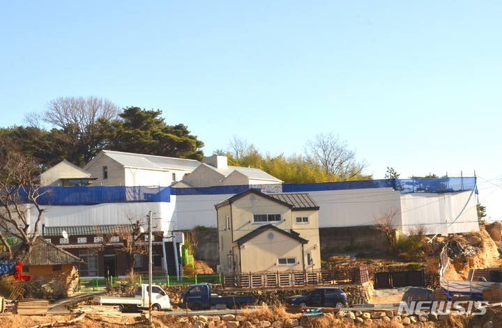 [양산=뉴시스] 김성찬 기자 = 문재인 대통령이 퇴임 후 거처할 경남 양산시 하북면 평산마을 사저 전경. (공사 가림막 뒤 건물) 2021.12.22. kims1366@newsis.com