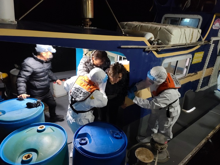 보령해경이 도서 지역에서 발생한 환자를 이송하고 있다.(사진=보령해양경찰서 제공) *재판매 및 DB 금지