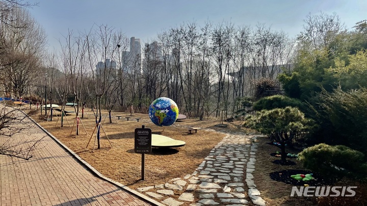[서울=뉴시스]서울어린이대공원에 조성된 '미세먼지 제로 피크닉존' 전경. 2021.12.23. (사진 = 서울시 제공) photo@newsis.com