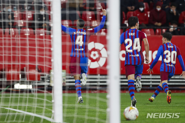 [세비야=AP/뉴시스]바르셀로나가 로날드 아라우호의 동점골로 세비야와 1-1로 비겼다. 2021.12.21.