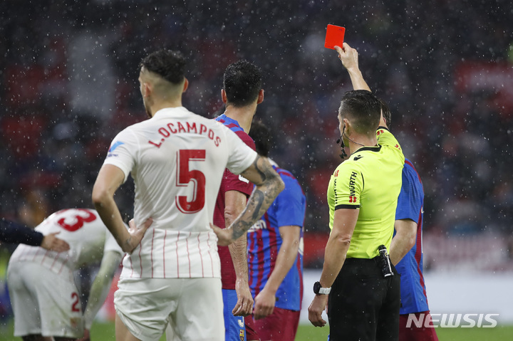 [세비야=AP/뉴시스]세비야의 줄스 쿤데가 레드카드를 받고 퇴장당했다. 2021.12.21.