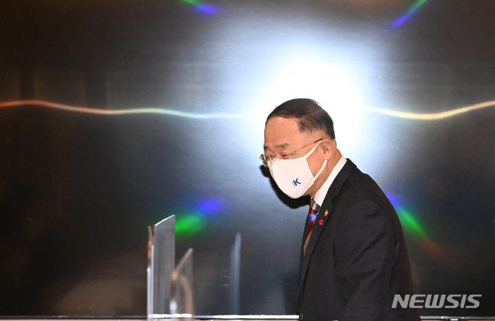 [서울=뉴시스] 배훈식 기자 = 홍남기 경제부총리 겸 기획재정부 장관이 22일 오전 서울 종로구 정부서울청사에서 열린 부동산시장 점검 관계장관회의에 참석하고 있다. (공동취재사진) 2021.12.22. photo@newsis.com