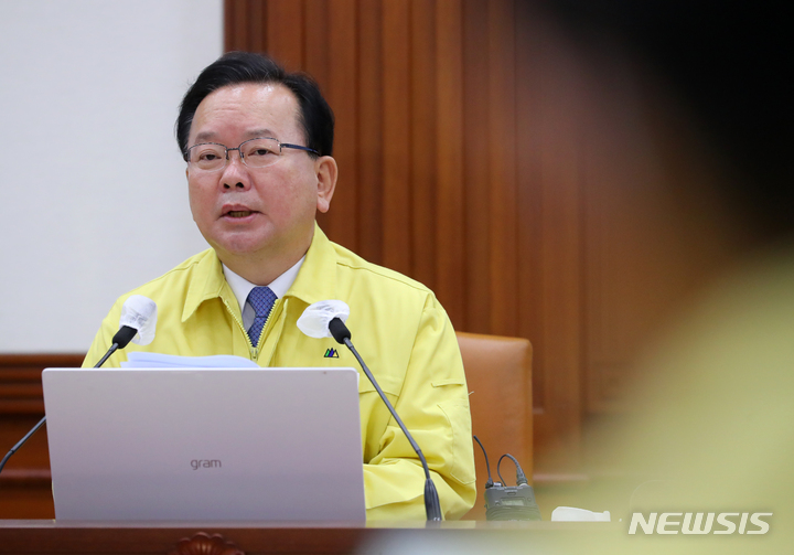 [서울=뉴시스] 배훈식 기자 = 김부겸 국무총리가 22일 오전 서울 종로구 정부서울청사에서 열린 코로나19 대응 중앙재난안전대책본부(중대본) 회의에 참석해 발언하고 있다. 2021.12.22. dahora83@newsis.com