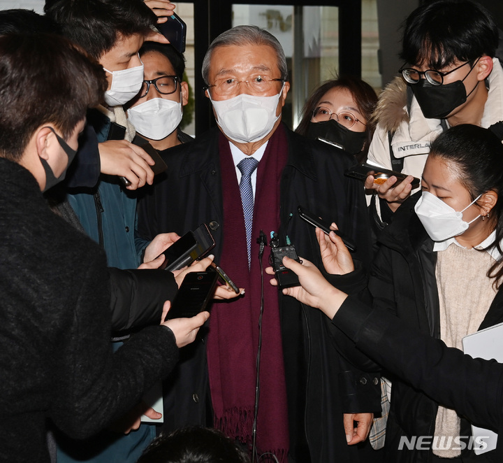 [서울=뉴시스] 국회사진기자단 = 김종인 국민의힘 총괄선거대책위원장이 22일 서울 여의도 중앙당사로 출근하며 취재진 질문에 답변하고 있다. 2021.12.22. photo@newsis.com