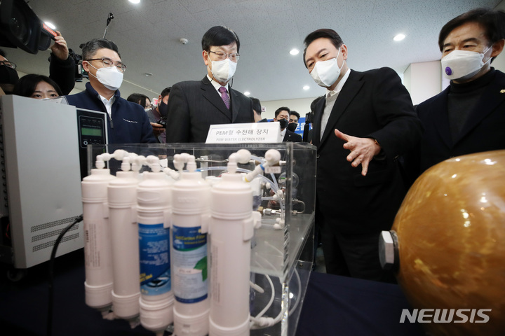 [완주=뉴시스] 전신 기자 = 윤석열 대통령이 대선후보 시절인 지난해 12월22일 전북 완주 봉동읍 수소연료전지 지역혁신센터를 방문해 PEM형 수전해 장치를 살펴보고 있는 모습. 2021.12.22. photo1006@newsis.com