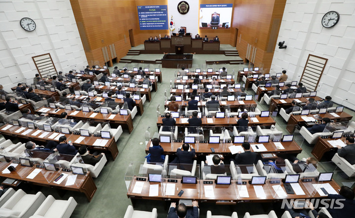 [서울=뉴시스] 30일 서울시의회 및 서울시에 따르면 시의회는 이날 자정께 서울시가 제안한 7700억원 규모의 코로나19 생존지원금 편성안을 받아들이기로 결정했다. 사진은 김인호 서울시의회 의장이 22일 오후 서울 중구 서울시의회에서 열린 제303회 정례회 제5차 본회의에 참석해 의사봉을 두드리고 있다. (사진=뉴시스DB) photo@newsis.com 