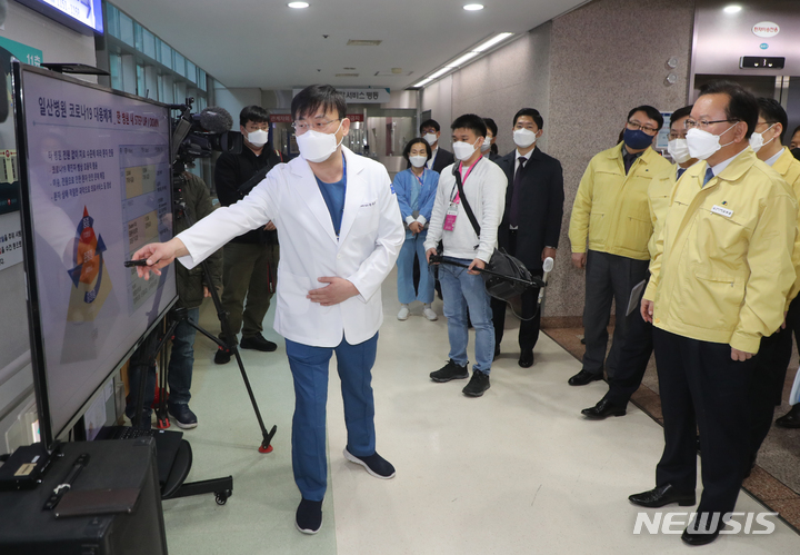 [고양=뉴시스] 배훈식 기자 = 김부겸 국무총리가 22일 오후 경기 고양시 국민건강보험공단 일산병원(코로나19 거점전담병원)을 방문해 현장점검을 하고 있다. (공동취재사진) 2021.12.22. photo@newsis.com