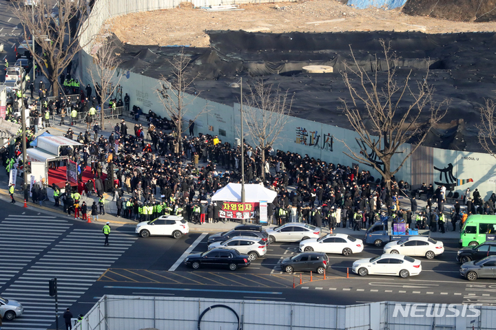 [서울=뉴시스] 배훈식 기자 = 전국자영업자비상대책위원회 회원들이 22일 오후 서울 종로구 광화문 시민열린마당 앞에서 총궐기 대회를 열고 영업제한과 방역패스 조치 중단, 온전한 손실보전을 촉구하고 있다. 2021.12.22. dahora83@newsis.com