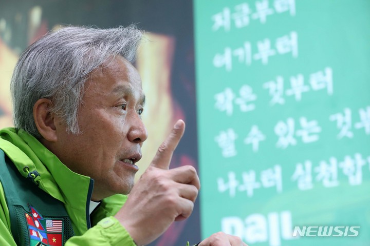 [서울=뉴시스] 박진희 기자 = 다일복지재단 이사장 최일도 목사가 지난 22일 서울 동대문구 다일천사병원에서 뉴시스와 인터뷰 하고 있다. 2021.12.25. pak7130@newsis.com