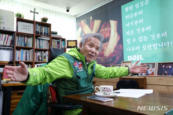 [서울=뉴시스] 박진희 기자 = 다일복지재단 이사장 최일도 목사가 지난 22일 서울 동대문구 다일천사병원에서 뉴시스와 인터뷰 하고 있다. 2021.12.25. pak7130@newsis.com