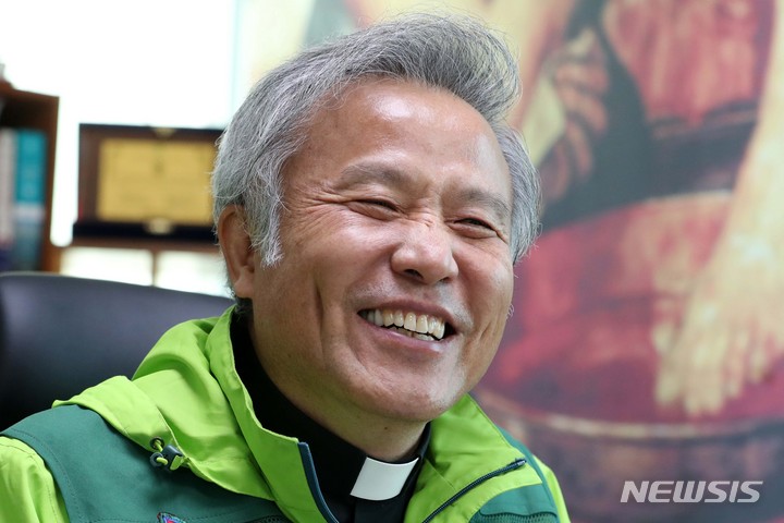 [서울=뉴시스] 박진희 기자 = 다일복지재단 이사장 최일도 목사가 지난 22일 서울 동대문구 다일천사병원에서 뉴시스와 인터뷰 하고 있다. 2021.12.25. pak7130@newsis.com