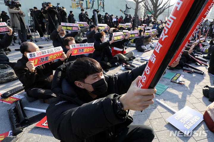 [서울=뉴시스] 백동현 기자 = 22일 오후 서울 종로구 광화문 앞에서 정부 방역지침에 반발한 자영업자단체 총궐기가 열리고 있다. 2021.12.22. livertrent@newsis.com