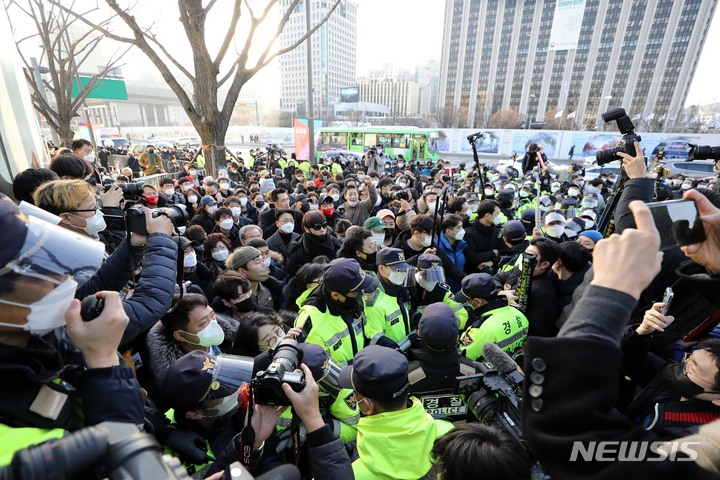 [서울=뉴시스] 백동현 기자 = 22일 오후 서울 종로구 광화문 앞에서 정부 방역지침에 반발한 자영업자단체 총궐기가 열린 가운데 집회 인원 제한으로 인해 들어가지 못한 참석자들이 경찰과 충돌하고 있다. 2021.12.22. livertrent@newsis.com