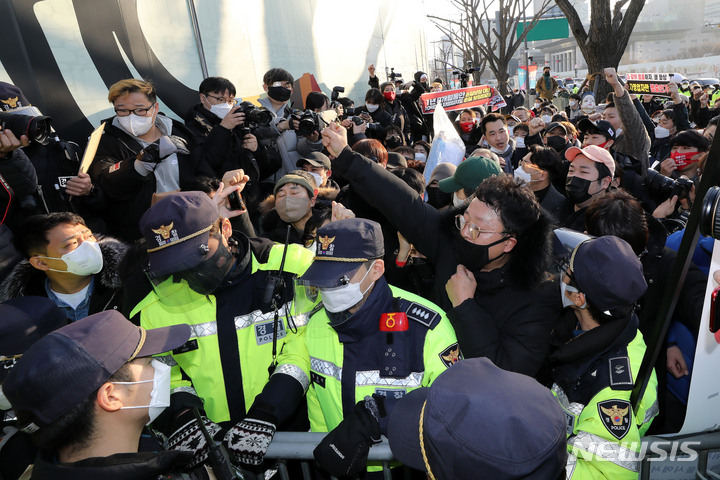 [서울=뉴시스] 백동현 기자 = 22일 오후 서울 종로구 광화문 앞에서 정부 방역지침에 반발한 자영업자단체 총궐기가 열린 가운데 집회 인원 제한으로 인해 들어가지 못한 참석자들이 경찰과 충돌하고 있다. 2021.12.22. livertrent@newsis.com