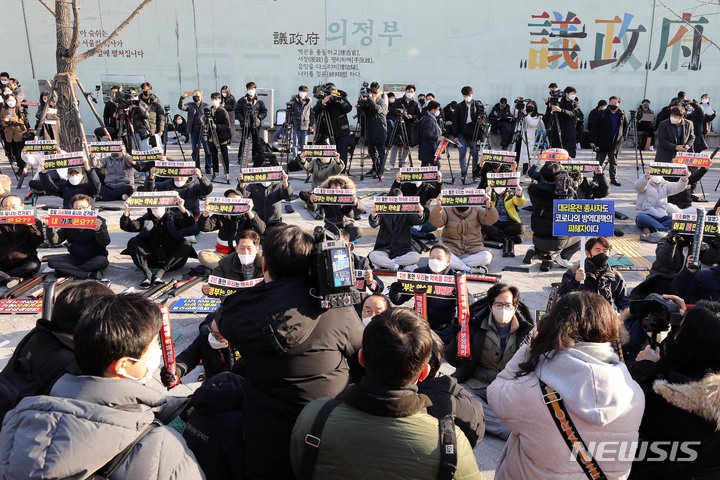[서울=뉴시스] 백동현 기자 = 22일 오후 서울 종로구 광화문 앞에서 정부 방역지침에 반발한 자영업자단체 총궐기가 열리고 있다. 2021.12.22. livertrent@newsis.com