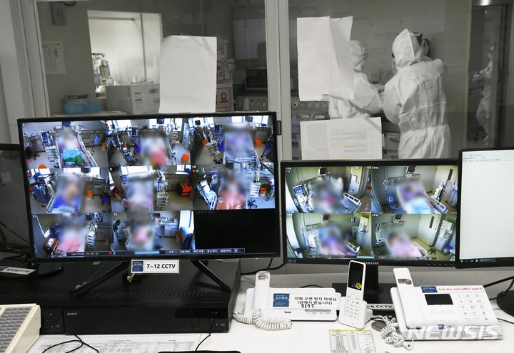 [고양=뉴시스] 배훈식 기자 = 22일 오후 경기 고양시 국민건강보험공단 일산병원(코로나19 거점전담병원) 의료진이 코로나19 중환자와 위중증 환자 집중 치료실에서 모니터를 통해 환자의 상태를 살펴보고 있다. (공동취재사진) 2021.12.22. photo@newsis.com