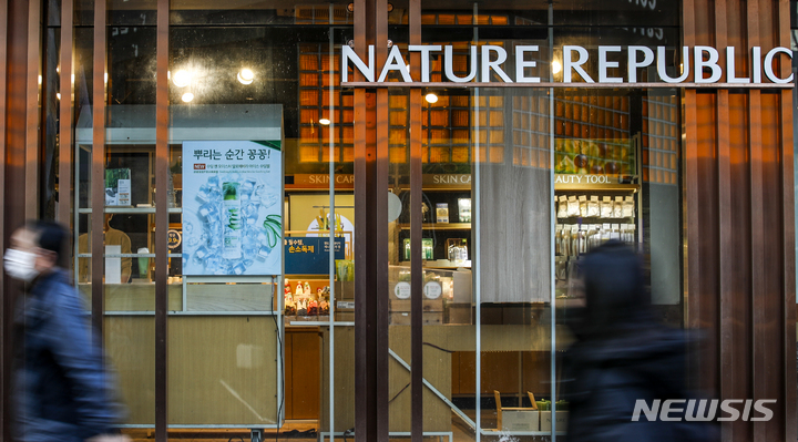 [서울=뉴시스] 정병혁 기자 = 22일 오후 서울 중구 충무로1가 명동 네이처리퍼블릭 부지의 모습. 2021.12.22. jhope@newsis.com