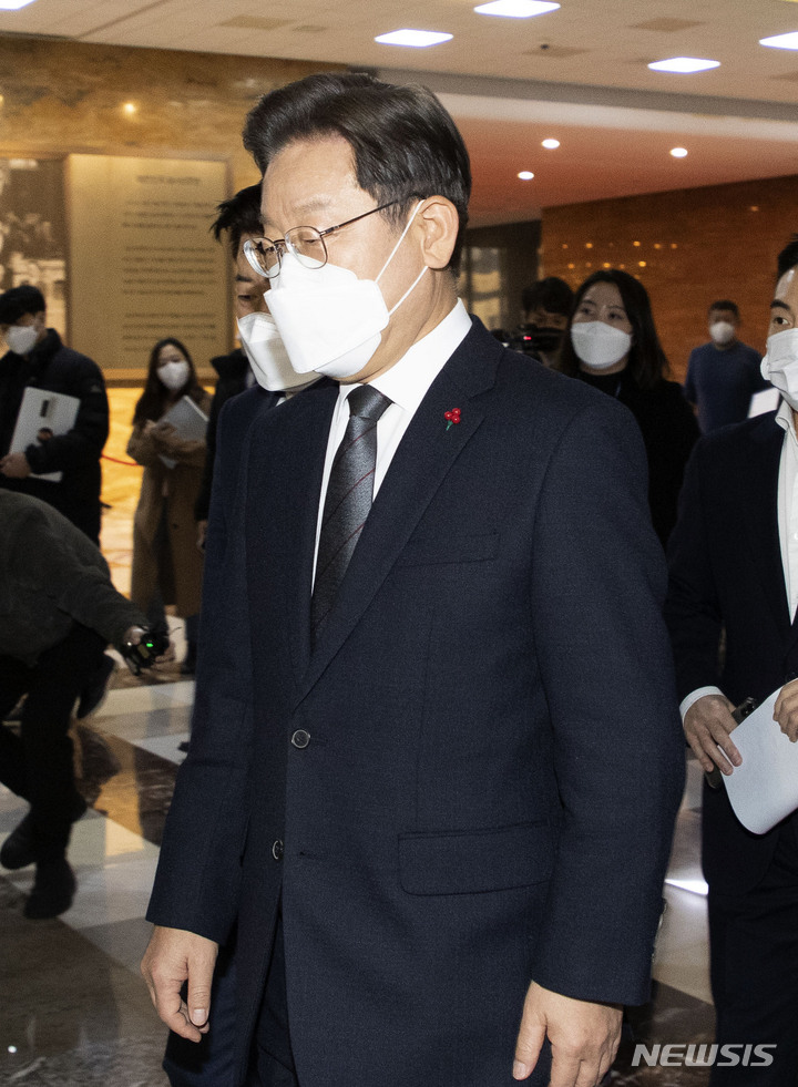 [서울=뉴시스] 최동준 기자 = 이재명 더불어민주당 대선 후보가 지난 22일 서울 여의도 국회에서 열린 의원총회에 참석하고 있다. (공동취재사진) 2021.12.22. photo@newsis.com