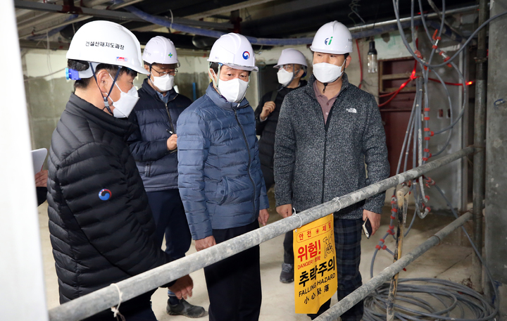 [서울=뉴시스] 권창회 기자 = 안경덕 고용노동부 장관이 22일 오후 ‘제12차 현장점검의 날’을 맞아 경기 성남시 건설현장을 점검하고 있다. (사진=고용노동부 제공) 2021.12.22. photo@newsis.com *재판매 및 DB 금지