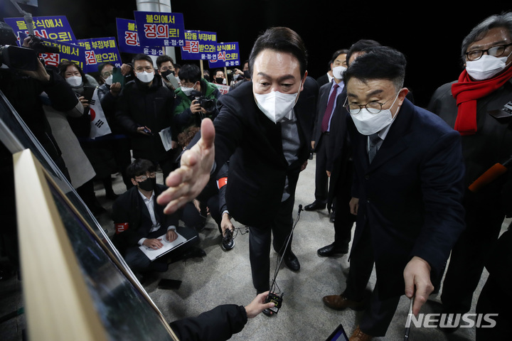 [김제=뉴시스] 전신 기자 = 윤석열 국민의힘 대선 후보가 22일 전북 김제 한국농어촌공사 새만금33센터를 방문해 새만금지역 사업 현황에 대해 설명 듣고 있다. 2021.12.22. photo1006@newsis.com