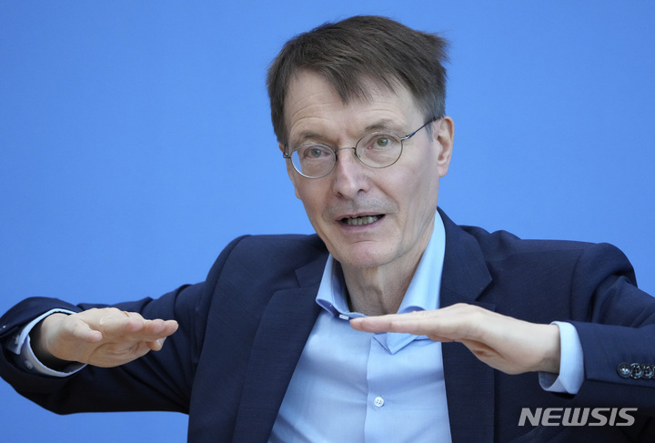 [베를린=AP/뉴시스]카를 라우터바흐 독일 보건장관이 22일(현지시간) 코로나19 상황에 대해 기자회견하고 있다. 2021.12.22.