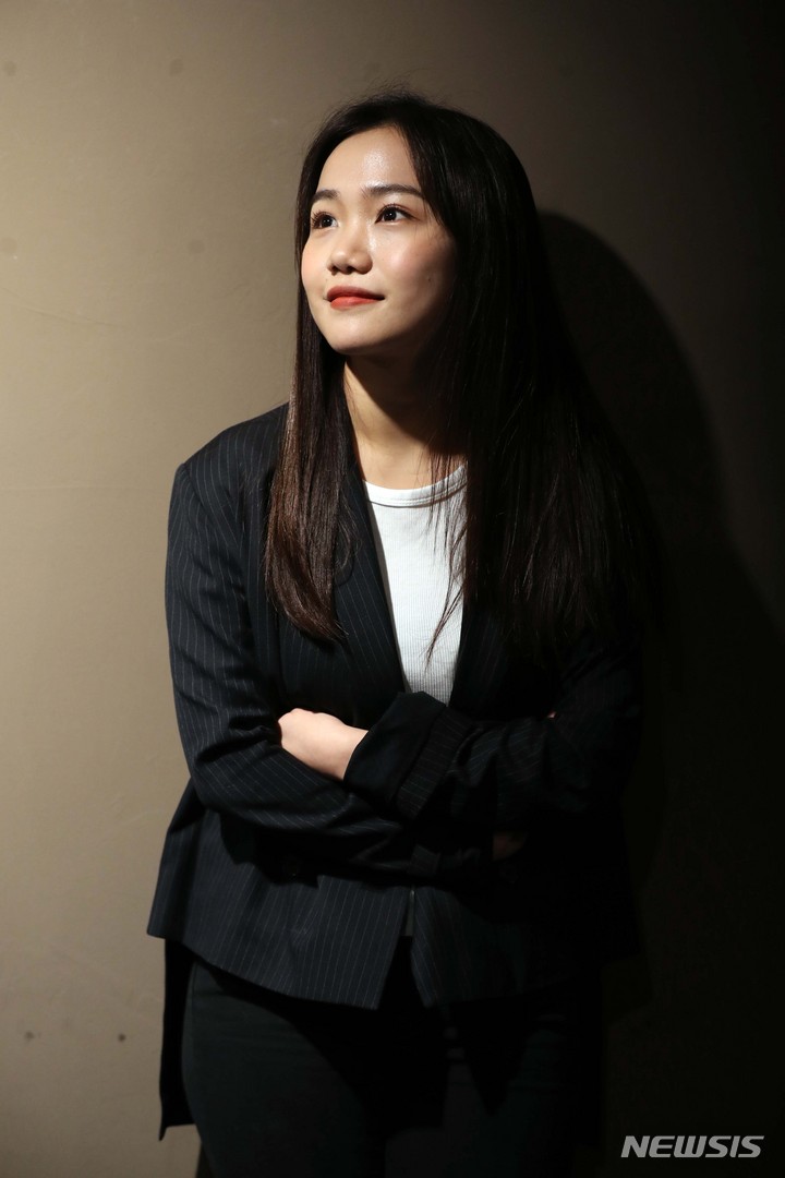 [서울=뉴시스] 박진희 기자 = 뮤지컬 배우 홍나현이 지난 22일 서울 종로구 플러스씨어터에서 뉴시스 인터뷰를 마치고 사진 촬영을 하고 있다. 2021.12.24. pak7130@newsis.com