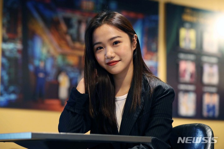 [서울=뉴시스] 박진희 기자 = 뮤지컬 배우 홍나현이 지난 22일 서울 종로구 플러스씨어터에서 뉴시스 인터뷰를 마치고 사진 촬영을 하고 있다. 2021.12.24. pak7130@newsis.com