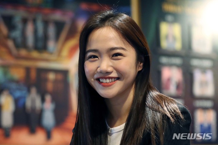 [서울=뉴시스] 박진희 기자 = 뮤지컬 배우 홍나현이 지난 22일 서울 종로구 플러스씨어터에서 뉴시스 인터뷰를 마치고 사진 촬영을 하고 있다. 2021.12.24. pak7130@newsis.com