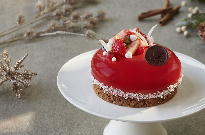 JW 메리어트 서울 '파티세리'의 '크리스마스 케이크 셀렉션' 중 '미러 글레이즈 무스 케이크' *재판매 및 DB 금지