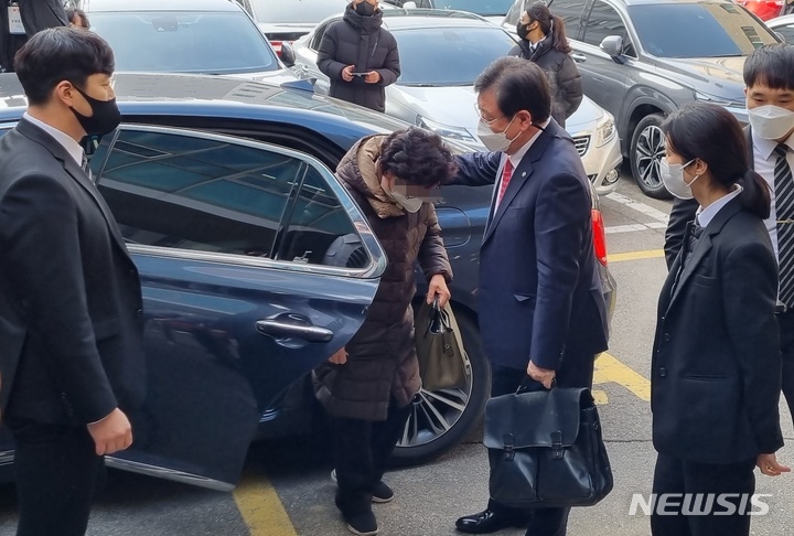 [의정부=뉴시스] 김도희 기자 = 토지매입 과정에서 통장잔고증명서를 위조한 혐의로 기소된 윤석열 국민의힘 대선 후보의 장모 최모(74)씨가 23일 변호인과 함께 재판을 받기 위해 의정부지법 7호법정으로 향하고 있다. 2021.12.23 kdh@newsis.com