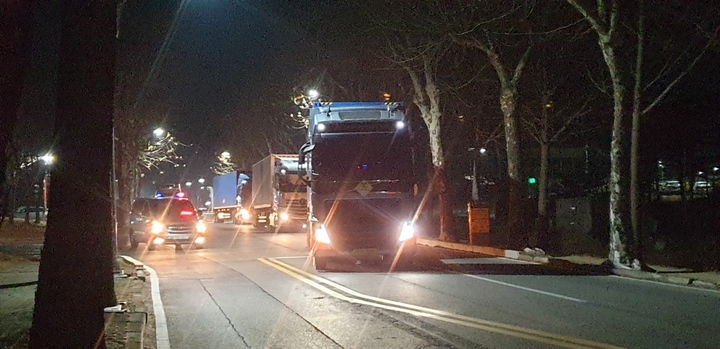 [사진=뉴시스DB] 한국원자력연구원이 원내에 보관중인 중·저준위 방폐물 경주 처분장으로 반출하고 있다. *재판매 및 DB 금지