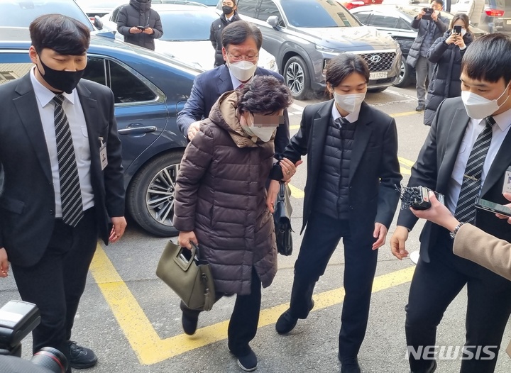 [의정부=뉴시스] 김도희 기자 = 토지매입 과정에서 통장잔고증명서를 위조한 혐의로 기소된 윤석열 국민의힘 대선 후보의 장모 최모(74)씨가 23일 변호인과 함께 재판을 받기 위해 의정부지법 7호법정으로 향하고 있다. 2021.12.23 kdh@newsis.com