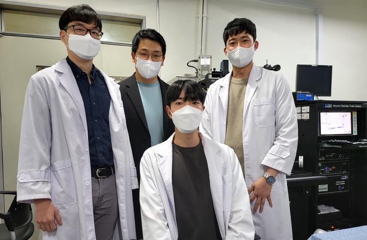 [서울=뉴시스] 이동준(왼쪽부터 시계방향으로) 박사, 강주훈 교수, 정명진 연구원, 김지현 연구원(사진=성균관대 제공) *재판매 및 DB 금지