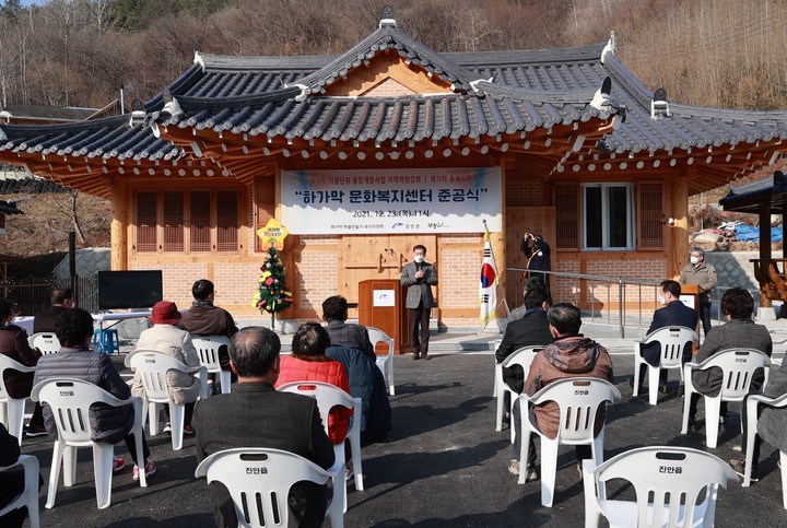 [진안=뉴시스] 한훈 기자 =전북 진안군은 23일 전춘성 군수와 군의원, 정대원 주민위원장을 비롯한 주민 등 40여명과 함께 하가막 문화복지센터 준공식을 했다.(사진=진안군 제공).2021.12.23. photo@newsis.com *재판매 및 DB 금지