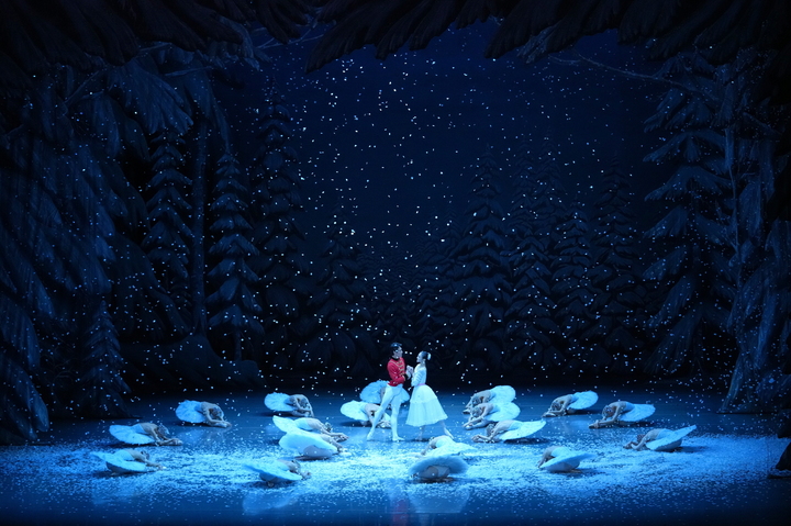 [서울=뉴시스]유니버설발레단의 '호두까기인형' 공연 사진. (사진=유니버설발레단 제공) 2021.12.23. photo@newsis.com *재판매 및 DB 금지