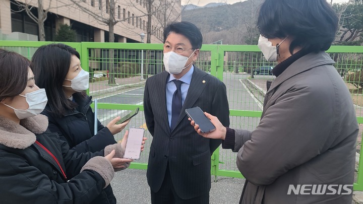 [과천=뉴시스] 국회 법제사법위원회 소속 장제원 국민의힘 의원이 23일 오후 경기 과천시 정부과천청사 고위공직자범죄수사처(공수처)에서 항의 방문을 마치고 나와 취재진 질문에 답변하고 있다. 2021.12.23.