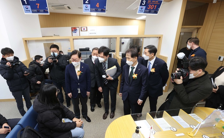 [대전=뉴시스] 23일 KAIST '글로벌 인재 비자 센터' 현판식에 참석한 내빈들이 센터 내부를 둘러보고 있다. *재판매 및 DB 금지